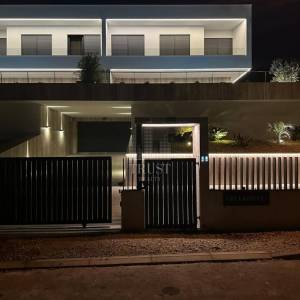 KOSTRENA – Luksuzan stan od 260 m² u dvojnoj vili s bazenom i Smart Home sustavom