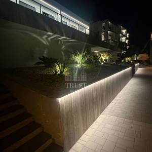 KOSTRENA – Luksuzan stan od 260 m² u dvojnoj vili s bazenom i Smart Home sustavom