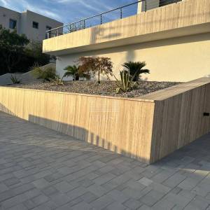 KOSTRENA – Luksuzan stan od 260 m² u dvojnoj vili s bazenom i Smart Home sustavom