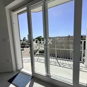 Krk, Malinska, apartman na 1. katu, 73 m², vlastiti parking