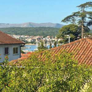 Krk, Malinska, samostojeća kuća, 133 m2, dva stana