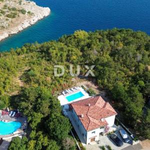 Krk, Šilo, trosobna vila, 283 m2, prvi red do mora