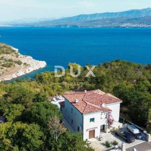 Krk, Šilo, trosobna vila, 283 m2, prvi red do mora