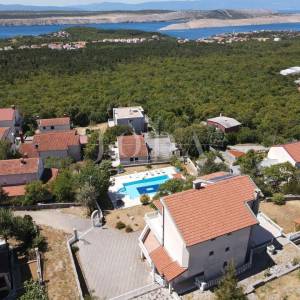 Kuća s bazenom i dvije garaže