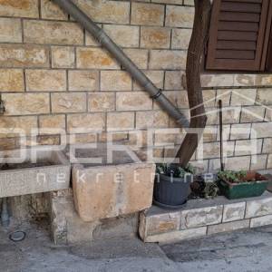 Kuća s dvije terase u centru Vele Luke, 100 m od mora