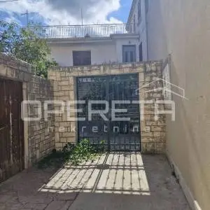 Kuća s dvije terase u centru Vele Luke, 100 m od mora