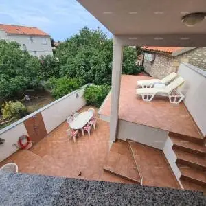 Kuća s pomoćnim objektom. Medulin. Centar.