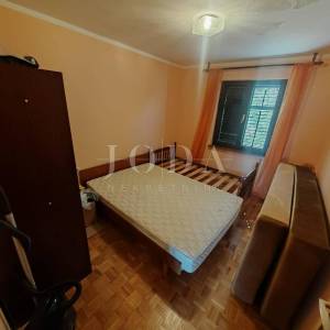 Kuća sa 2 stana i 2 garaže