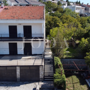 Kuća sa 2 stana i 2 garaže