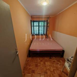 Kuća sa 2 stana i 2 garaže