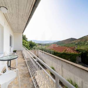 KUĆA SA DVA STANA NA SAMO 7 MINUTA OD SELCA