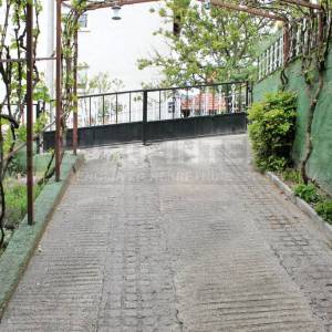 Kuća Zagreb, G. Vrapče, 298 m², 2 etaže kao 2 stana, 3 et. nedovršena