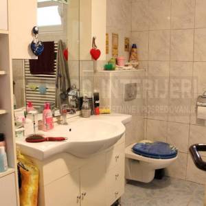 Kuća Zagreb, G. Vrapče, 298 m², 2 etaže kao 2 stana, 3 et. nedovršena