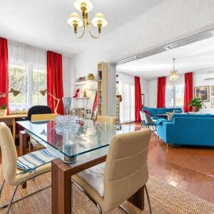 Ližnjan - Prostrana kuća s tri stana, pogledom na more i velikim potencijalom za investiciju