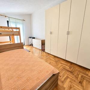 Ližnjan - Prostrana kuća s tri stana, pogledom na more i velikim potencijalom za investiciju