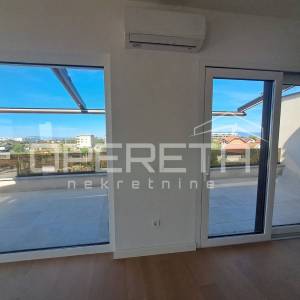Luksuzni dvoetažni penthouse u Velikoj Gorici – privatni ulaz liftom u dnevni bo