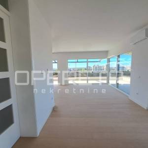 Luksuzni dvoetažni penthouse u Velikoj Gorici – privatni ulaz liftom u dnevni bo