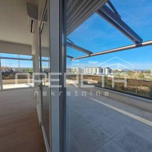 Luksuzni dvoetažni penthouse u Velikoj Gorici – privatni ulaz liftom u dnevni bo