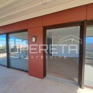 Luksuzni dvoetažni penthouse u Velikoj Gorici – privatni ulaz liftom u dnevni bo