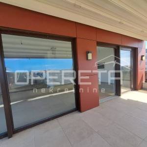 Luksuzni dvoetažni penthouse u Velikoj Gorici – privatni ulaz liftom u dnevni bo