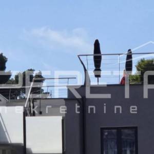 Luksuzni penthouse u Šibeniku s krovnom terasom i jacuzzijem