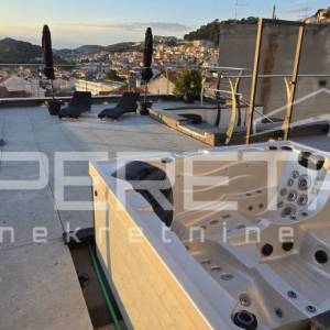 Luksuzni penthouse u Šibeniku s krovnom terasom i jacuzzijem