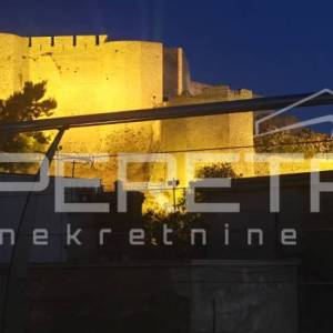 Luksuzni penthouse u Šibeniku s krovnom terasom i jacuzzijem