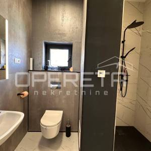 Luksuzni penthouse u Šibeniku s krovnom terasom i jacuzzijem