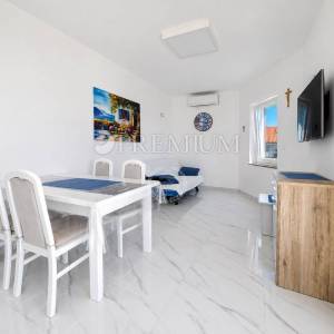 Malinska, prodaja, apartman na drugom katu s pogledom na more! 