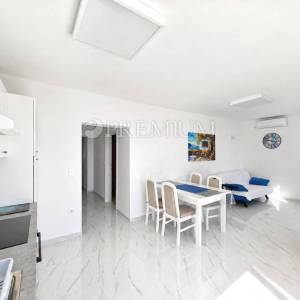 Malinska, prodaja, apartman na drugom katu s pogledom na more! 