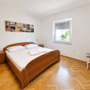 Malinska, renoviran apartman u prizemlju s terasom!