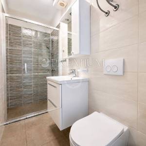 Malinska, renoviran apartman u prizemlju s terasom!