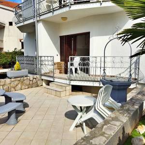 Malinska, renoviran apartman u prizemlju s terasom!
