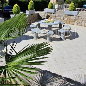 Malinska, renoviran apartman u prizemlju s terasom!