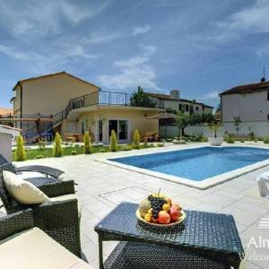 Medulin samostojeća sa bazenom. Blizina Plodina.