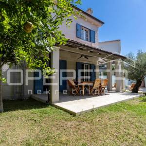 Murter- elegantna mediteranska Vila s bazenom i pogledom na more, 148m2 