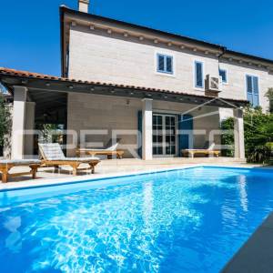 Murter- elegantna mediteranska Vila s bazenom i pogledom na more, 148m2 