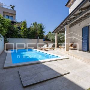 Murter- elegantna mediteranska Vila s bazenom i pogledom na more, 148m2 