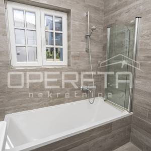 Murter- elegantna mediteranska Vila s bazenom i pogledom na more, 148m2 