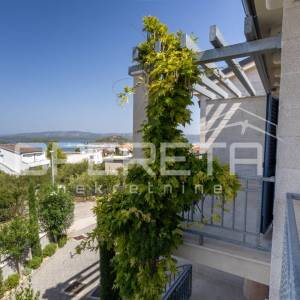 Murter- elegantna mediteranska Vila s bazenom i pogledom na more, 148m2 