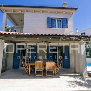 Murter- elegantna mediteranska Vila s bazenom i pogledom na more, 148m2 