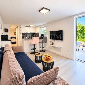Njivice, apartman blizu mora, 100 m od plaže!