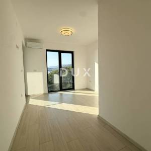 Novi Vinodolski, Klenovica, stan, 80 m², prvi red do mora, parking