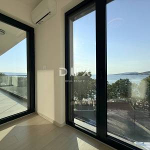 Novi Vinodolski, Klenovica, stan, 80 m², prvi red do mora, parking