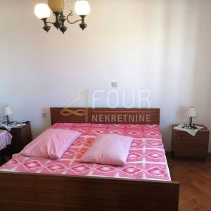 Novi Vinodolski, kuća s dva stana i pogledom na more, 133m2