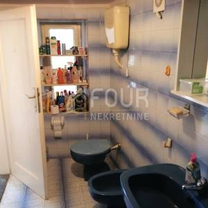 Novi Vinodolski, kuća s dva stana i pogledom na more, 133m2