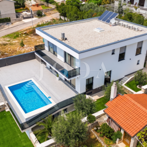 Novi Vinodolski moderna novogradnja blizu plaže i centra grada