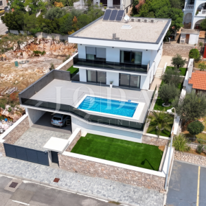 Novi Vinodolski moderna novogradnja blizu plaže i centra grada