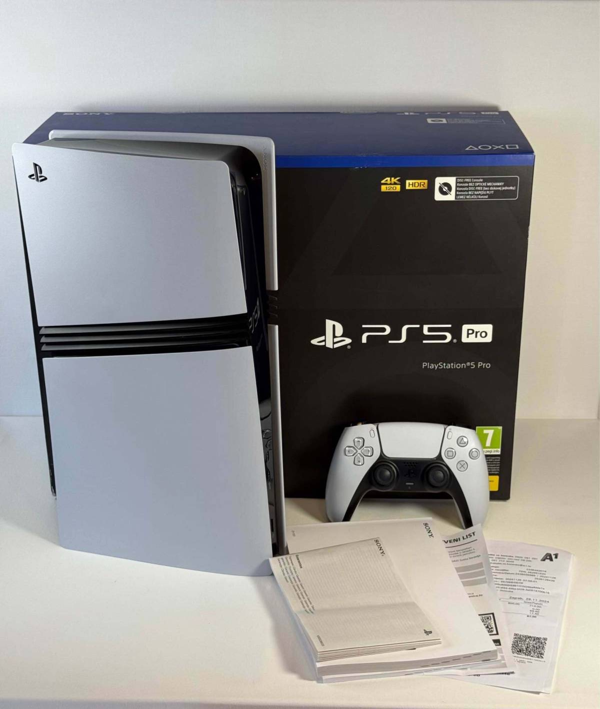 Sony PlayStation PS5 Pro 2TB konzola i Sony PlayStation PS5 Slim konzo
