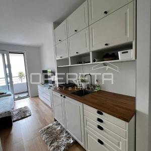 NOVOGRADNJA GARSONJERA S BALKONOM I GARAŽNIM PARKIRNIM MJESTOM - MEJAŠI